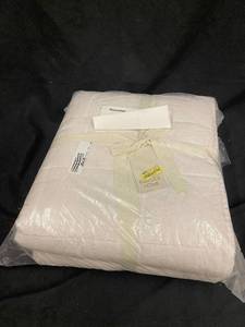 lot 3 image: King Size French Linen Box Stitch Quilt