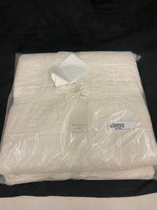 lot 7 image: King Size French Linen Box Stitch Quilt - Damaged