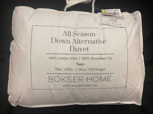 lot 160 image: Twin All Season Down Alternative Duvet by Bokser Home