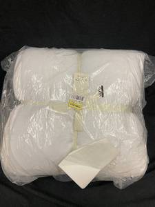 lot 56 image: FullQueen Comforter & Sham Set with 100% French Linen Front