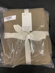 lot 90 image: Bokser Home 100% French Linen Sheet Set - Queen Size in Moss Color
