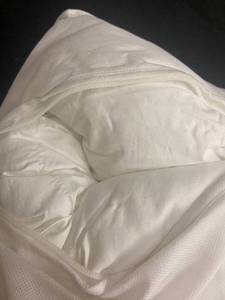 lot 129 image: Extra Warm FullQueen Down Alternative Duvet
