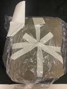 lot 145 image: Bokser Home Full Size 100% French Linen Sheet Set