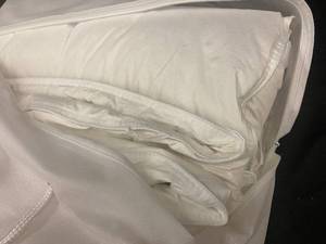 lot 151 image: Extra Warm FeatherDown Duvet Insert FullQueen 90x94
