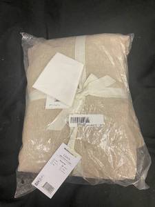 lot 229 image: King Size 100% French Linen Sheet Set