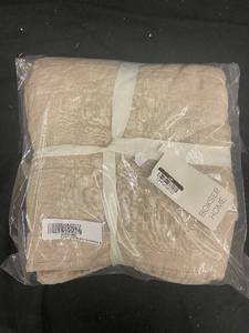 lot 235 image: Bokser Home King Size Linen Quilt