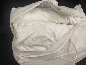 lot 268 image: Lightweight KingCal King FeatherDown Duvet Insert