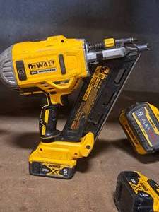 lot 50 image: DeWalt 20V Cordless Paper-Tape Framing Nailer  30-34 degree  2 to 3-12 x .113 to .131 DCN692 with DeWalt 20V 5Ah Lithium Ion Battery