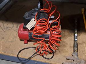 lot 71 image: Tool Shop 2-Gallon 13-HP 100-PSI Air Compressor 207-1526