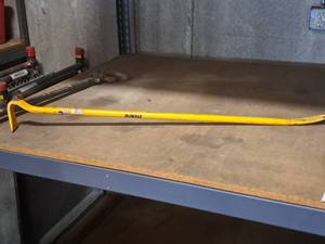 lot 73 image: DeWalt 42 Pry Bar (Yellow)