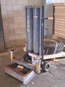 lot 8 image: Lincoln 7-Ton Hydraulic Lift