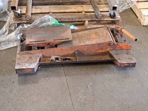 lot 13 image: Lift