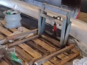 lot 14 image: Lift
