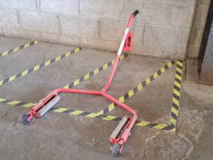 lot 26 image: 300-lbs Tire Cart