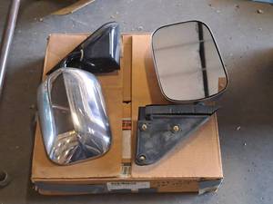 lot 133 image: Drivers (Left) and Passenger (Right) Side Mirror Set Black and Chrome Finish