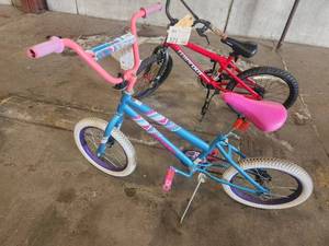 lot 322 image: Huffy Sea Star 12 Girls Single-speed BMX Bike 11 BluePink Frame