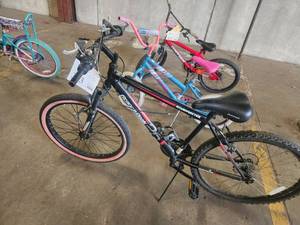 lot 323 image: Roadmaster Granite Peak 22 Mens Trail Bike 17 Black Frame