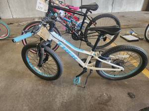 lot 324 image: Trek Precaliber 16 Girls Trail Bike 11 Aluminum WhiteBlue Frame