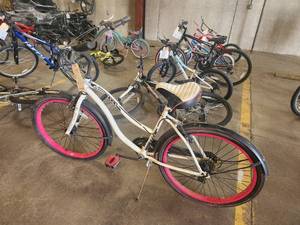 lot 326 image: Huffy Newport 22 Womens Street Bike 18 WhitePink Frame
