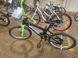 lot 327 image: Everest 16 Boys Single-speed BMX Bike 11 BlackGreen Frame