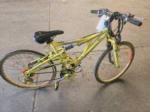 lot 329 image: Mongoose 22 Mens Trail Bike 19 Yellow Frame