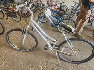 lot 331 image: Schwinn Clear Creek 22 Womens Street Bike 18 Silver Frame