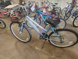 lot 332 image: Roadmaster Mt. Sport SX 22 Womens Trail Bike 17 Silver Frame