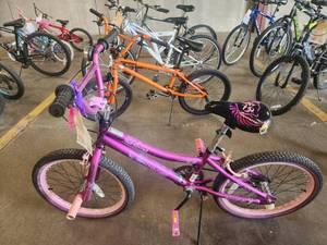 lot 334 image: Kent 2 Cool 17 Girls Single-speed BMX Bike 10 Hot Pink Frame
