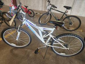 lot 336 image: Pacific Shire 22 Mens Trail Bike 18 White Frame