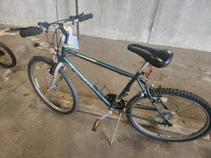 lot 337 image: Huffy Manitoba 22 Mens Trail Bike 19 Green Frame