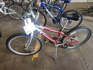 lot 342 image: Schwinn Frontier 20 Boys Trail Bike 13 RedWhite Frame