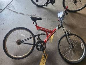 lot 346 image: Honda 260 FS 22 Mens Trail Bike 18 Red Frame