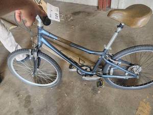 lot 349 image: Giant 22 Womens Street Bike 17 Suede Frame