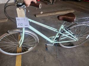 lot 352 image: Schwinn Admiral 24 Womens Street Bike 17 Pearl Frame