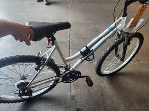 lot 356 image: Roadmaster Granite Peak Womens Trail Bike White Frame