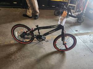 lot 350 image: Kent Abyss 1800 14 Boys BMX Bike 10 Black Frame