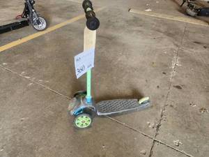 lot 360 image: Razor Scooter