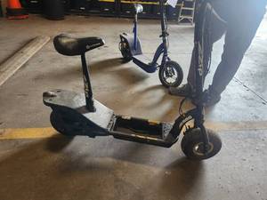 lot 359 image: E-Zip Electric Scooter E400 (Black)