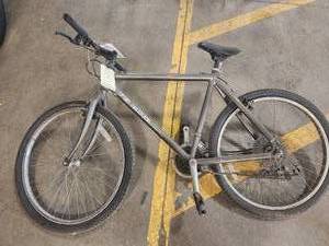 lot 306 image: 22 Mens Trail Bike 20 Grey Frame