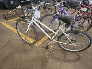 lot 309 image: Schwinn Supreme Cruiser 22 Womens Trail Bike 17 White Frame