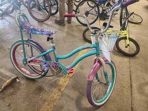 lot 314 image: Kent Little Miss Matched Fearless 17 Girls Single-speed Street Bike 11 BlackPink Frame