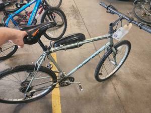 lot 318 image: Diamondback Ascent 28 Mens Trail Bike 21 GreySilver Frame