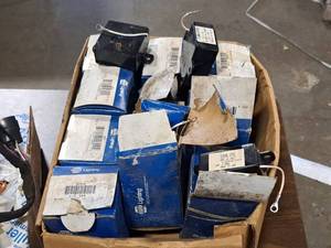 lot 148 image: Lot of (1 Box) Flashers - (10) Signal Stat 250 12 Volt Flashers, (2) Signal Stat 25612V Alternating Flashers