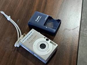 lot 918 image: Canon Power Shot SD1000 Digital Elph 7.1 Megapixel 3x Zoom Digital Camera with Battery Charger