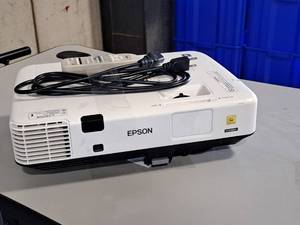 lot 32F image: Epson LCD Projector H471A