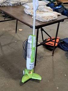 lot 922 image: Bissell Hard Floor Expert Vacuum