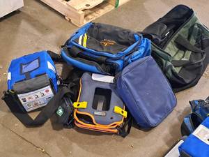 lot 924 image: Lot of (5) Assorted Carry Bags  Packs
