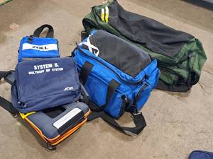 lot 928 image: Lot of (5) Assorted Carry Bags  Packs