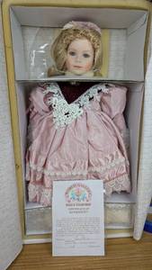lot 51 image: New Fiona Porcelain Doll World Gallery Collection by Thelma Resch 1282000 with Certificate of Authentication