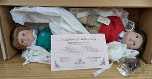 lot 62 image: New Cake Kids Pair of Porcelain Dolls Hersheys Kids Collection by Lee Middleton Vinyl Edition 346 with Certification of Authentication